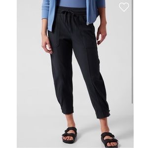 Athleta Farallon Weekender Pant in Black size M